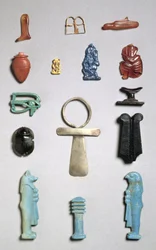 Egipskie amulety, paciorki i zawieszki (złoto, fajans i kamienie półszlachetne)